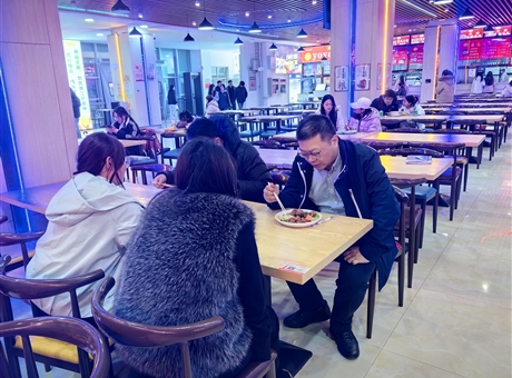 校長陪餐筑牢“校園餐”安全屏障